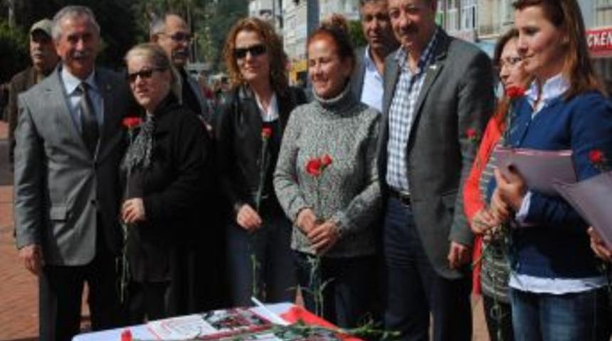CHP'li kadınlar 8 Mart D&uuml;nya Kadınlar G&uuml;n&uuml;'nde 3 bin karanfil dağıttı