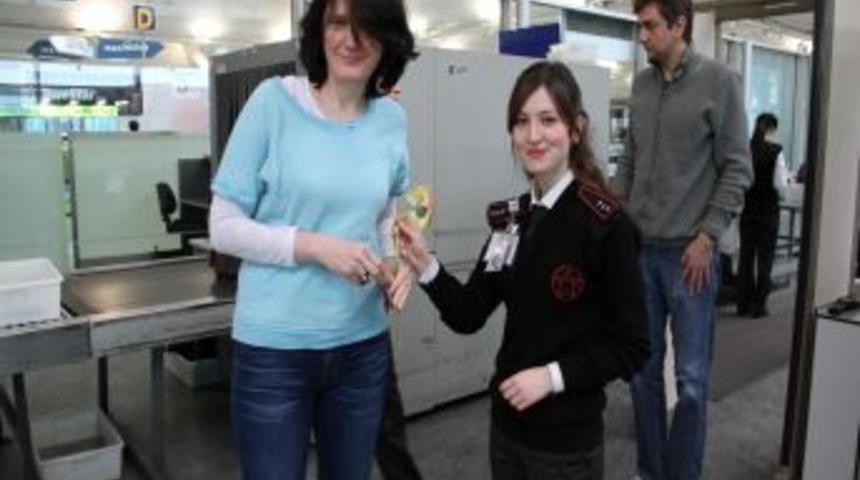 Havalimanında kadın yolcular &ccedil;i&ccedil;eklerle karşılandı