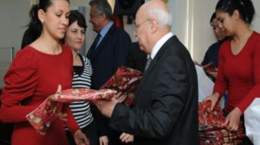 Konyaaltı Belediyesi kadın &ccedil;alışanlara hediye dağıttı