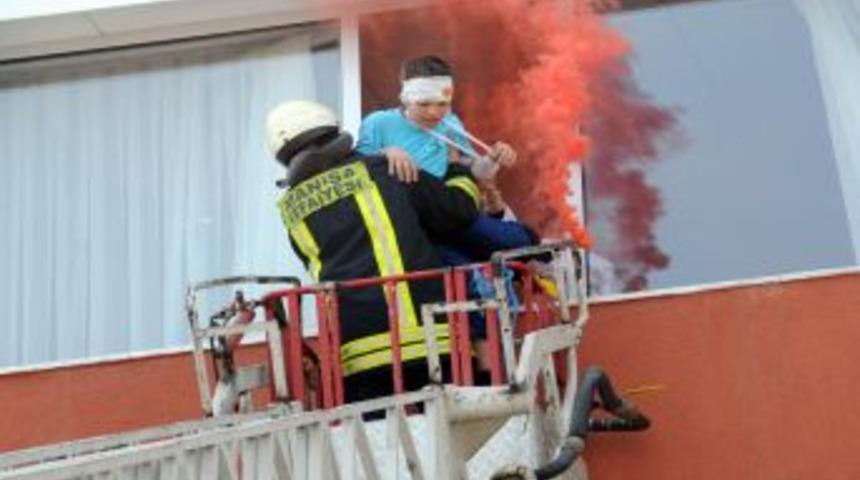 &Ouml;zel Şehzade Mehmet İlk&ouml;ğretim'deki deprem tatbikatı ger&ccedil;eği aratmadı