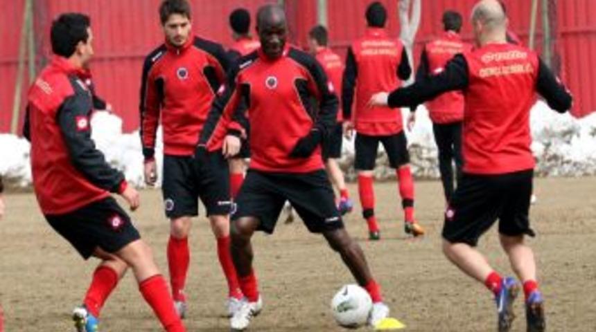 Fuat &Ccedil;apa: Galatasaray karşısında pasif oynamayacağız