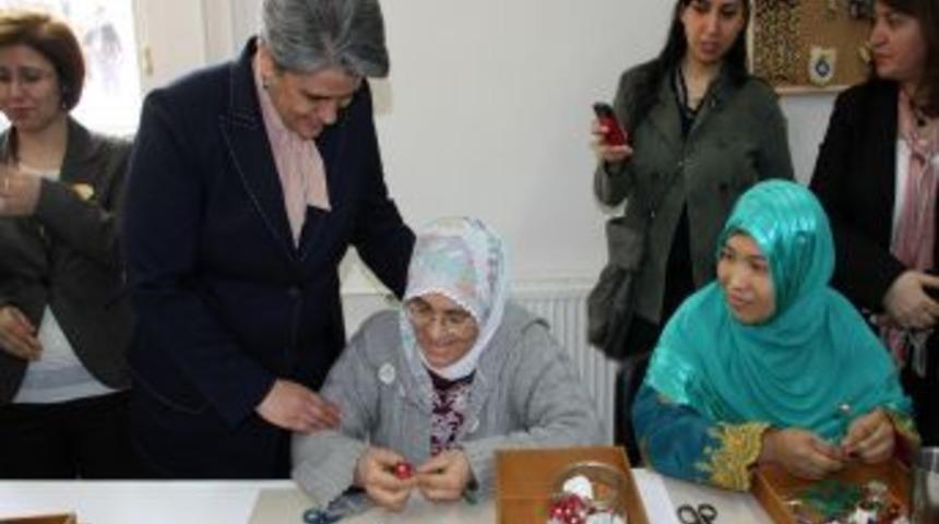 Afganlı kadınlar deri par&ccedil;alarıyla s&uuml;sleme sanatını &ouml;ğrenecek