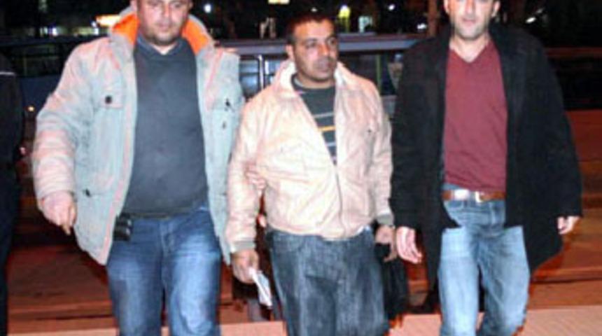 Polislerin &uuml;zerine kaynar su d&ouml;kt&uuml;