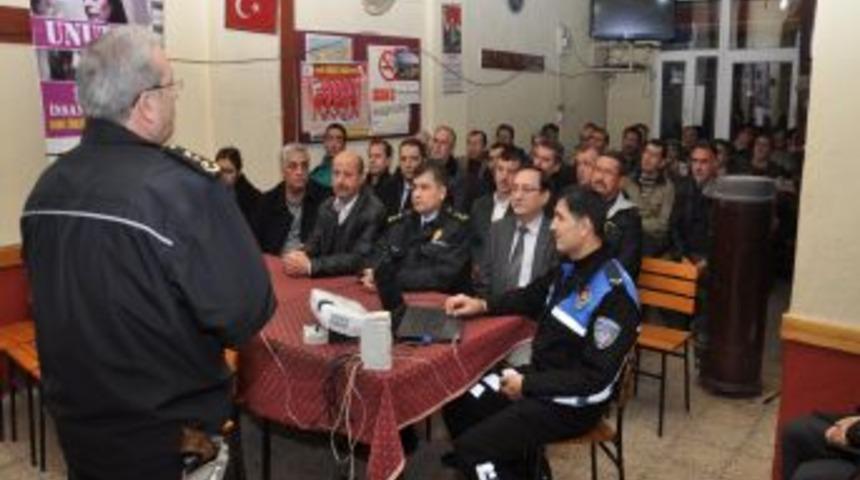 Balıkesir polisi aile i&ccedil;i şiddete karşı kahvehanelerde eğitim veriyor