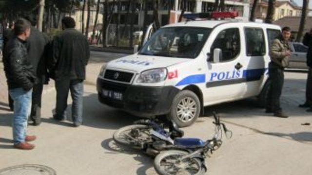 Ehliyetsiz motor sürücüsü, polis otosuna çarptı