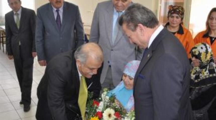 Vali Şent&uuml;rk: Sosyal hizmetler b&uuml;nyesinde kalanların şefkate ihtiyacı var