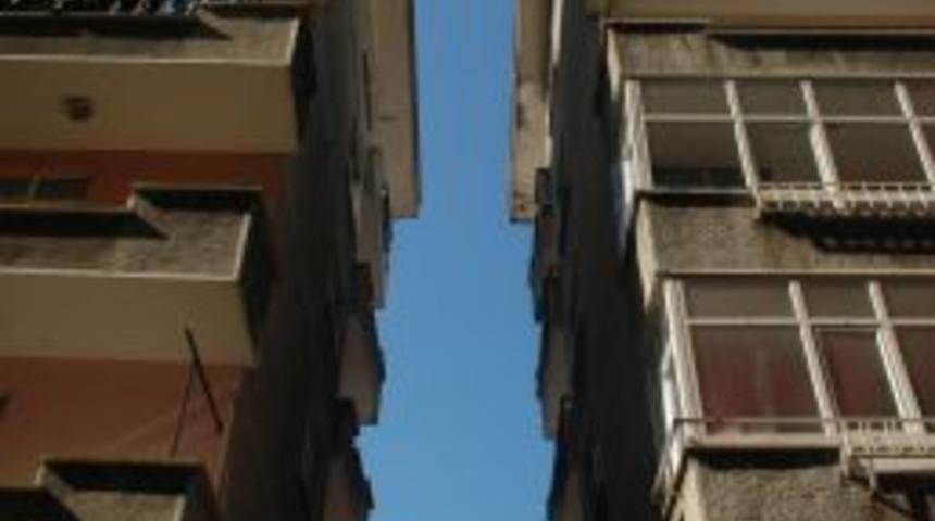 Rize&rsquo;de eğimli binalar Pisa Kulesi'ni andırıyor