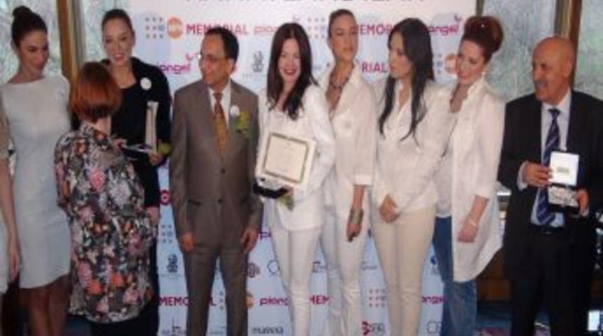 Melek kıyafeti giyip 'kadına şiddete hayır' dediler