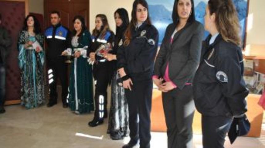 Hakkari'de polisler Kadınlar G&uuml;n&uuml;'nde karanfil dağıttı