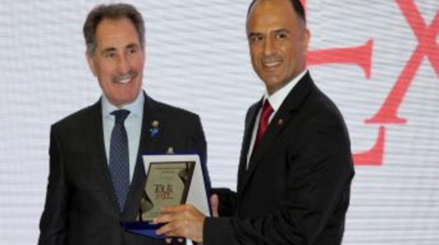 Başkan Uçar ödülünü Bakan Günay'ın elinden aldı