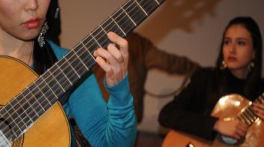 Vietnamli gitaristin 'G&uuml;lpembe' şarkısı ayakta alkışlandı