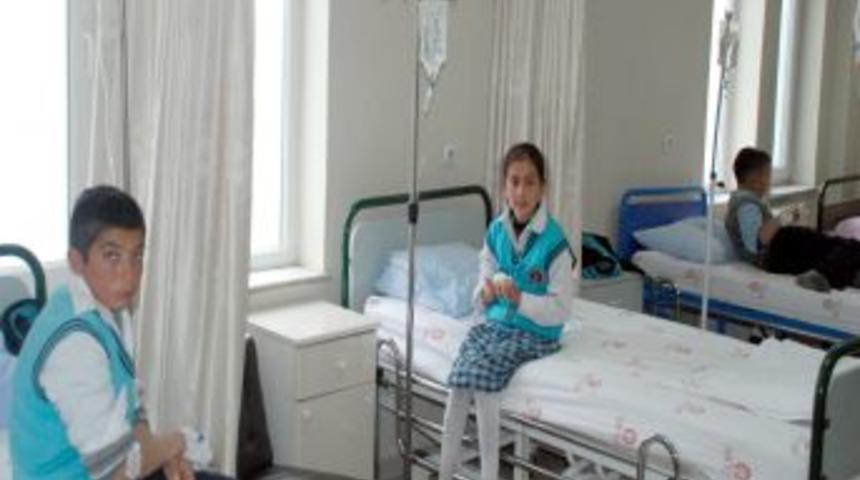 22 &ouml;ğrenci yemekten zehirlendi