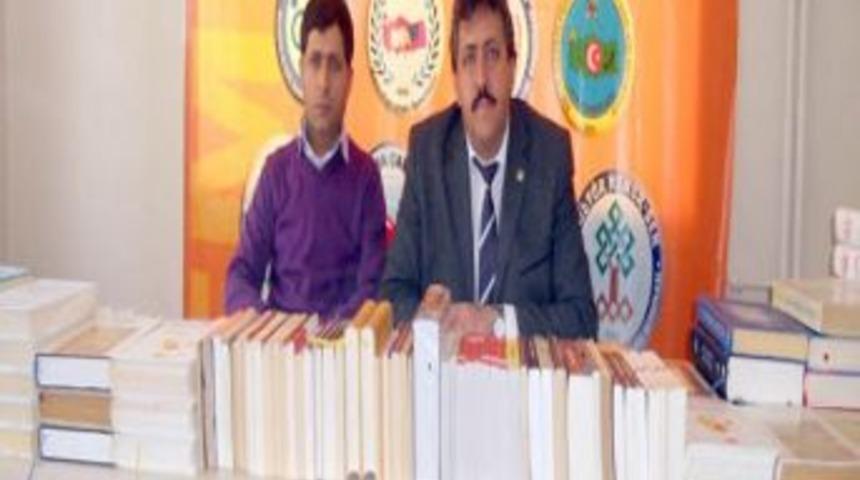 Denizli Eğitim-Bir-Sen Şubesi, mahk&ucirc;mlara 2 bin 500 kitap bağışladı