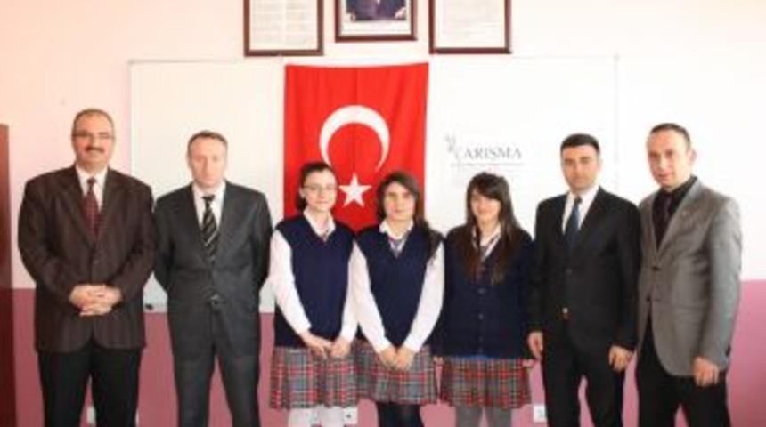 İstiklal Marşı'nı okuyan &ouml;ğrenciler g&ouml;zyaşlarını tutamadı