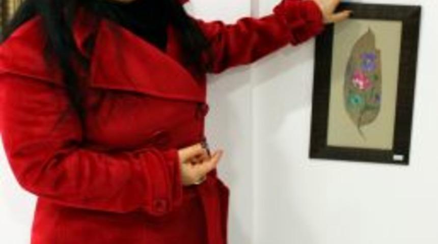 Fonu yaprak olan resimlerini sergiliyor