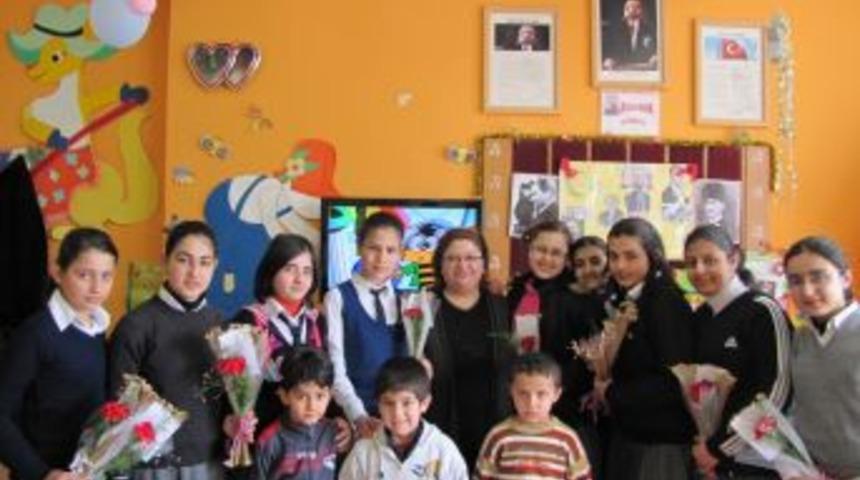 &Ouml;ğrencilerden karanfilli kutlama