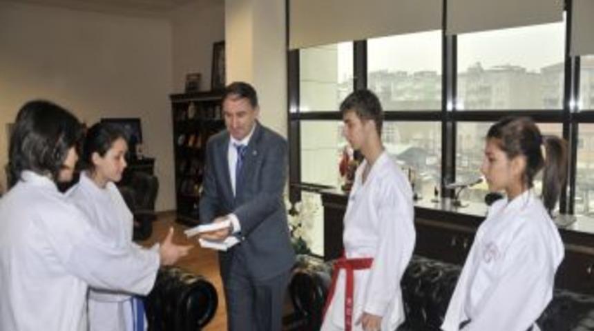 Şampiyon karatecilerden Başkan Kurtulan&rsquo;a ziyaret