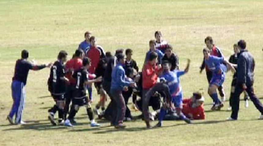 Liselilerin futbol ma&ccedil;ında yumruklar konuştu