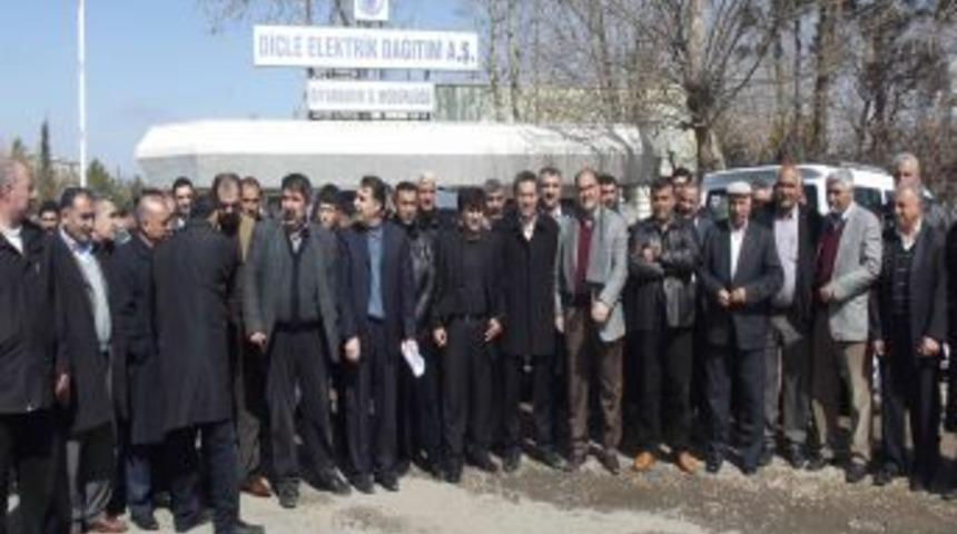 Muhtarlar, DEDAŞ M&uuml;d&uuml;r&uuml;'n&uuml;n ikinci kez g&ouml;revden alınmasını protesto etti