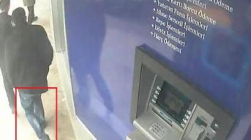 Koruduğu bankanın m&uuml;şterilerini dolandırdı