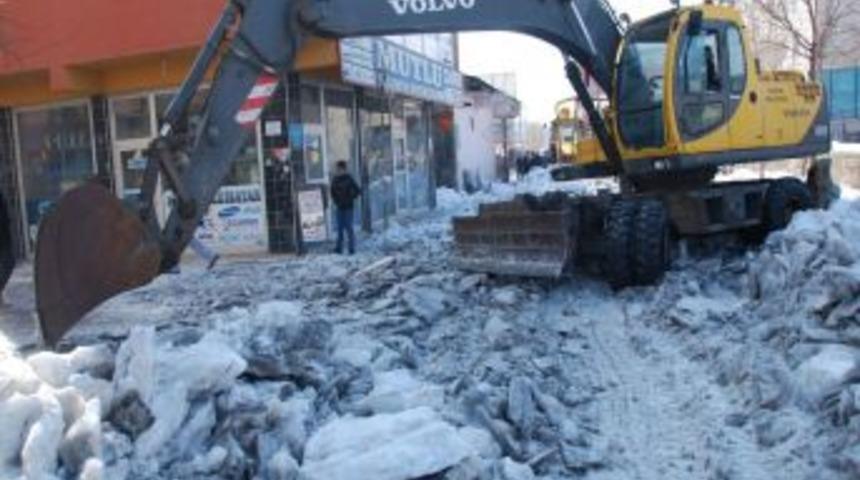 Patnos Belediyesi, cadde ve sokak temizliği i&ccedil;in seferber oldu