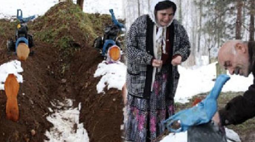 &Ccedil;ocuklarının mezarını terk etmiyorlar