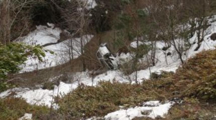 Otomobil şarampole yuvarlandı: 2'si ağır 3 yaralı