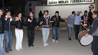 Müdürün emekliliğine davul zurnalı kutlama