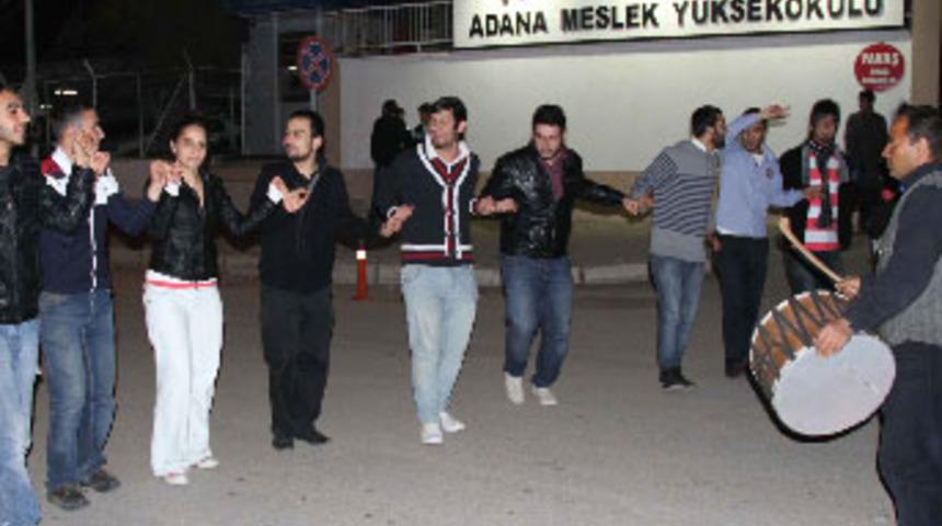 Müdürün emekliliğine davul zurnalı kutlama