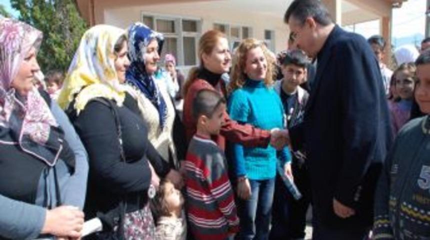 Vali Lekesiz'den Vanlı depremzedelere &ccedil;amaşır makinesi