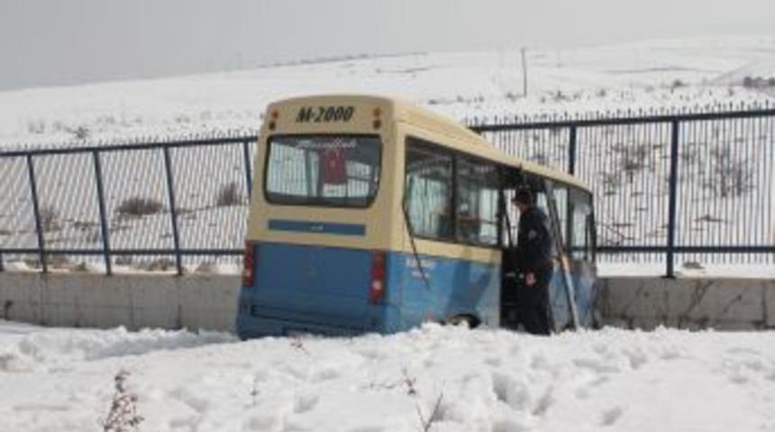 Dolmuş, duvara &ccedil;arpıp karşı y&ouml;ne ge&ccedil;ti: 1 &ouml;l&uuml;, 9 yaralı