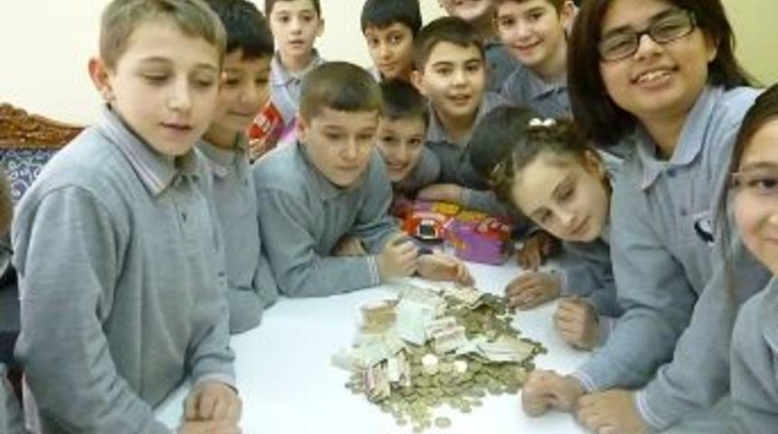 &Ouml;ğrenciler har&ccedil;lıklarını Vanlı arkadaşları i&ccedil;in verdi