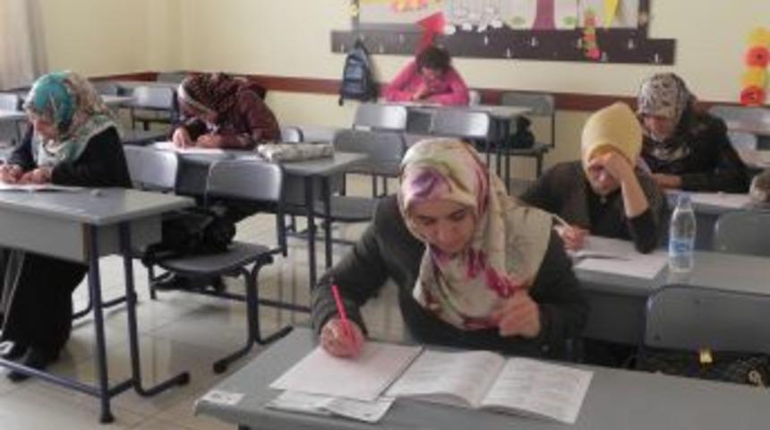 &Ccedil;ocuklarının sırasında sınava girdiler