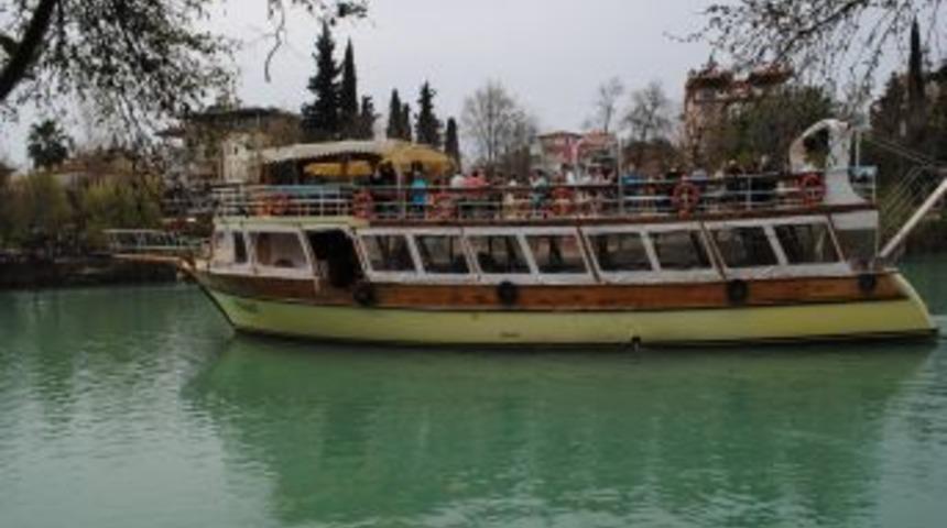 G&uuml;neşli hava Manavgat Irmağı'nda bot turuna ilgiyi artırdı