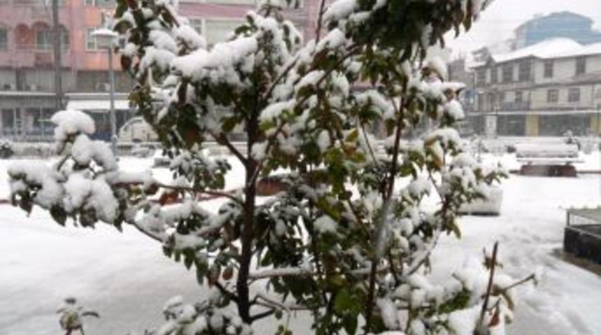 Dursunbey g&uuml;ne beyaz &ouml;rt&uuml;yle uyandı