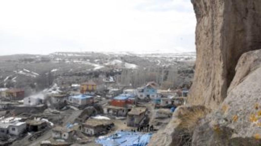 Kopan kayalar, Saraycık k&ouml;y&uuml;n&uuml;n kabusu oldu