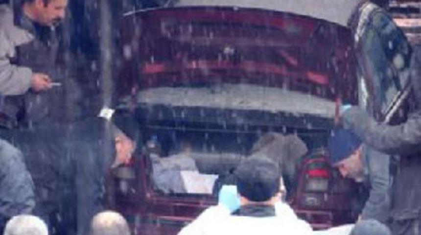 Otomobilin bagajından ceset &ccedil;ıktı