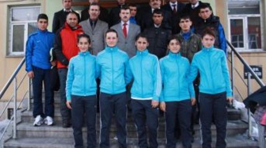 Ağrı'da şampiyon kros&ccedil;ular, &ouml;d&uuml;llendirildi