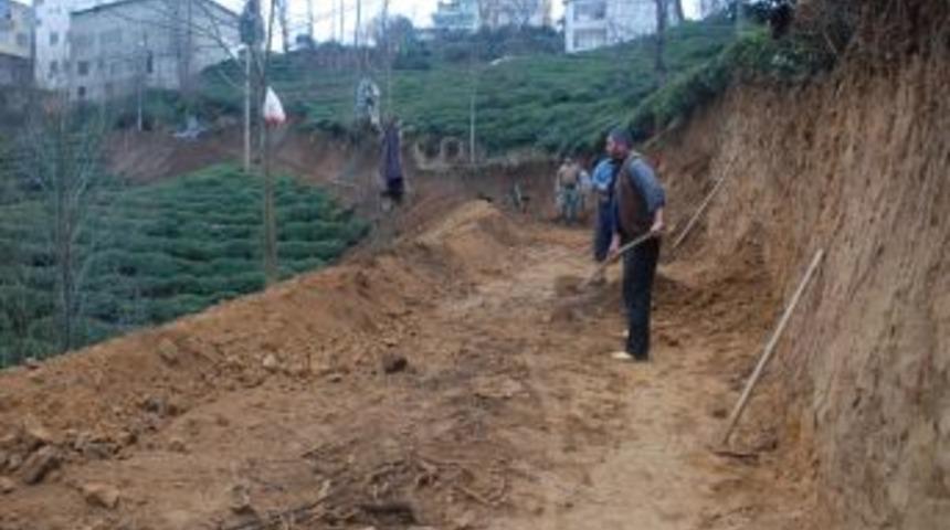 Dozerin bir g&uuml;nde kazacağı yolu 1,5 aydır kazma k&uuml;rekle kazıyorlar