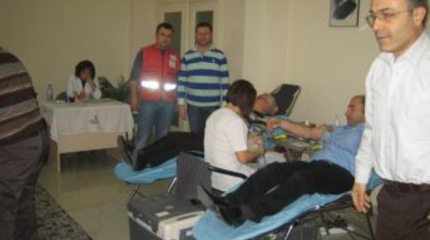 İzmir Eğitimciler Derneği kan bağışı kampanyası d&uuml;zenledi