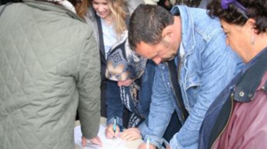 Hayvanseverler &ouml;ld&uuml;r&uuml;len kedi i&ccedil;in adliye &ouml;n&uuml;nde toplandı