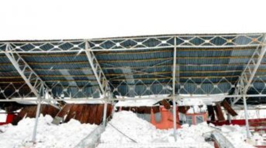 Kar temizliği yapılan trib&uuml;n&uuml;n &ccedil;atısı &ccedil;&ouml;kt&uuml;: 3 iş&ccedil;i yaralandı