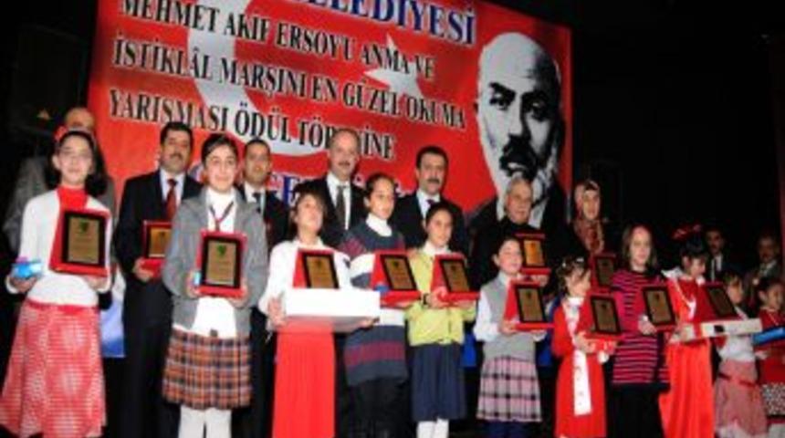 İstiklal Marşı&rsquo;nı en g&uuml;zel okuyan &ouml;ğrenciler &ouml;d&uuml;llendirildi