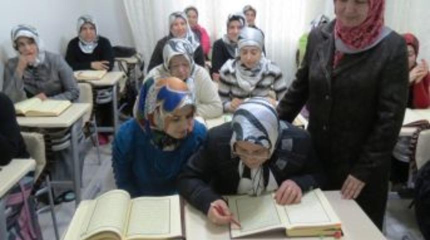 62 yaşında önce okumayı sonra Kur'an–ı öğrendi