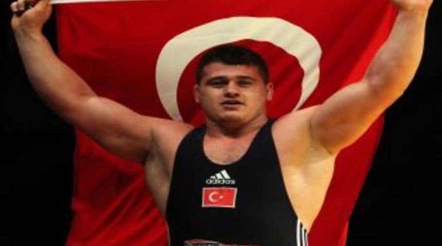 Ankara B&uuml;y&uuml;kşehir, şampiyon g&uuml;reş&ccedil;ileri evle &ouml;d&uuml;llendirdi