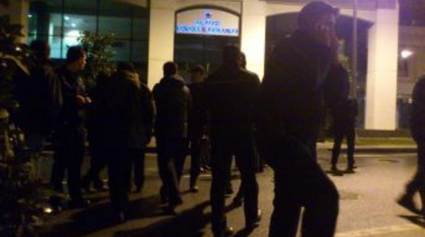 AK Parti il binası &ouml;n&uuml;nde gergin dakikalar