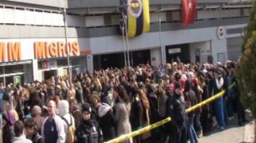 Fenerbah&ccedil;eli kadınlar derbi ma&ccedil; &ouml;ncesi bilet kuyruğuna girdi