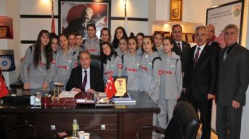 Yıldız Kız Basketbol Takımı'ndan, Başkan Demirtaş&rsquo;a ziyaret