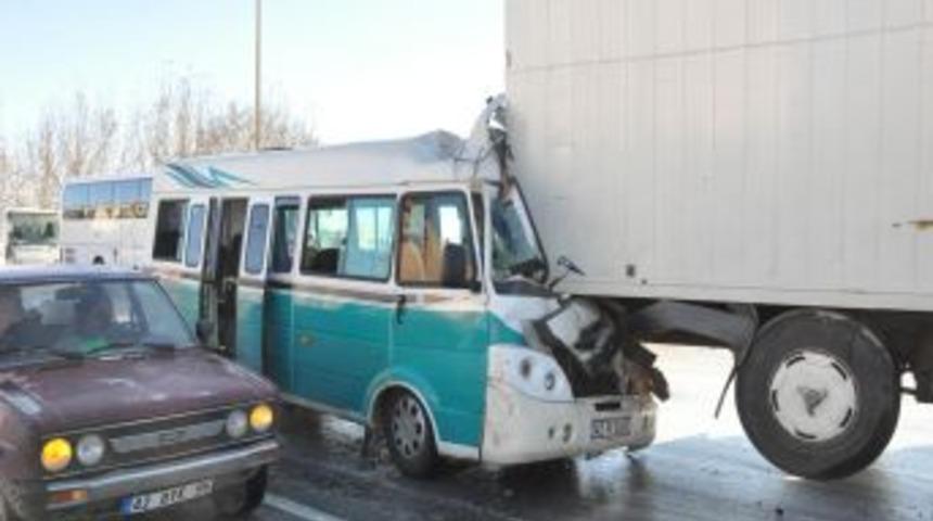 Konya&rsquo;da zincirleme kaza: 12 yaralı