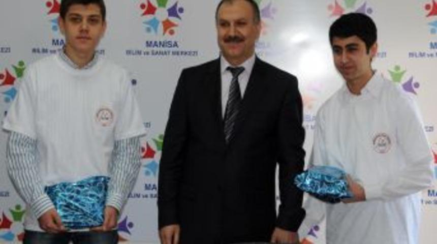 Manisa Milli Eğitim M&uuml;d&uuml;r&uuml; Altınsoy, dereceye giren &ouml;ğrencileri &ouml;d&uuml;llendirdi